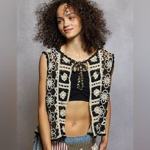 ♥️Hello Gorgeous! POL Tie Front Floral Pattern Crochet Vest with Scalloped Edge